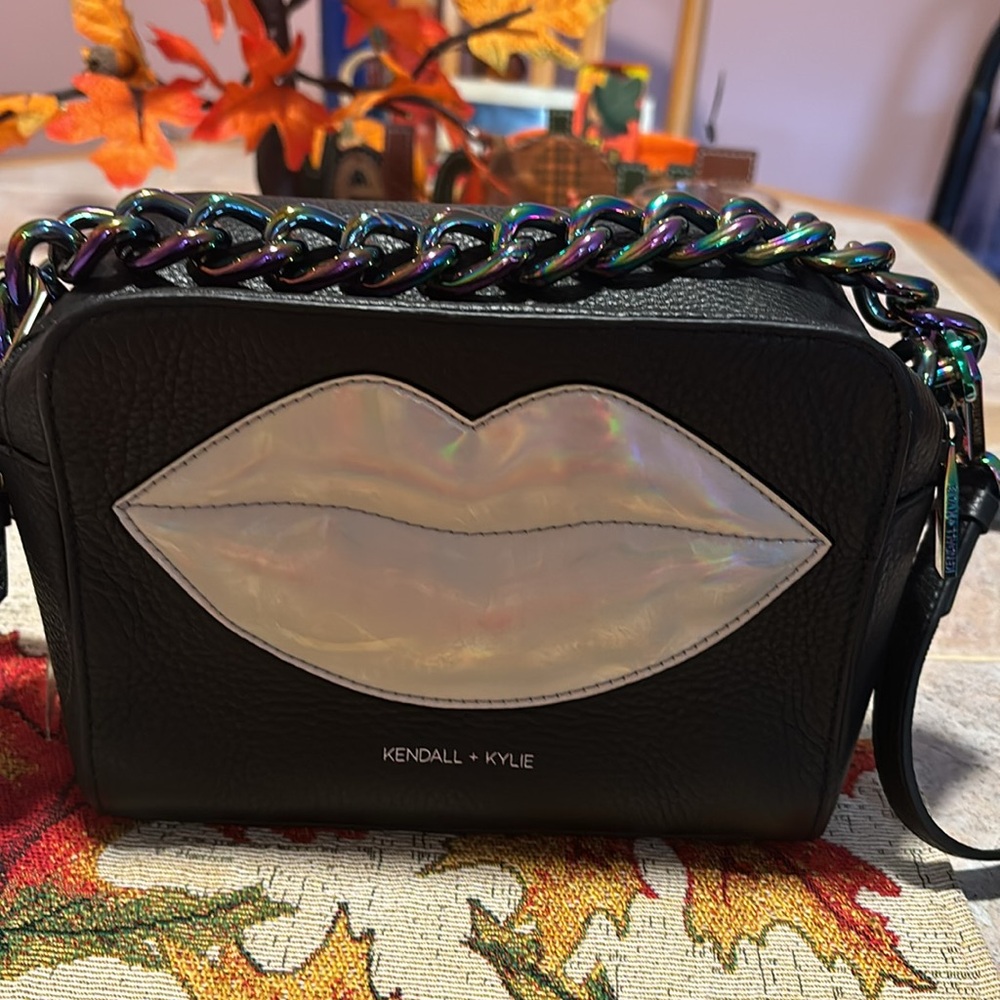 🔥🔥 Kendall and Kylie Lucy Lips Purse 🔥🔥 - Picture 3 of 7